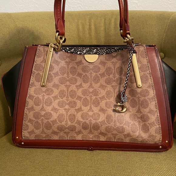 Beautiful designer Coach shoulder bag